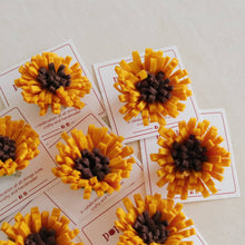 Load image into Gallery viewer, Felt Flower Pins - Common Room PH